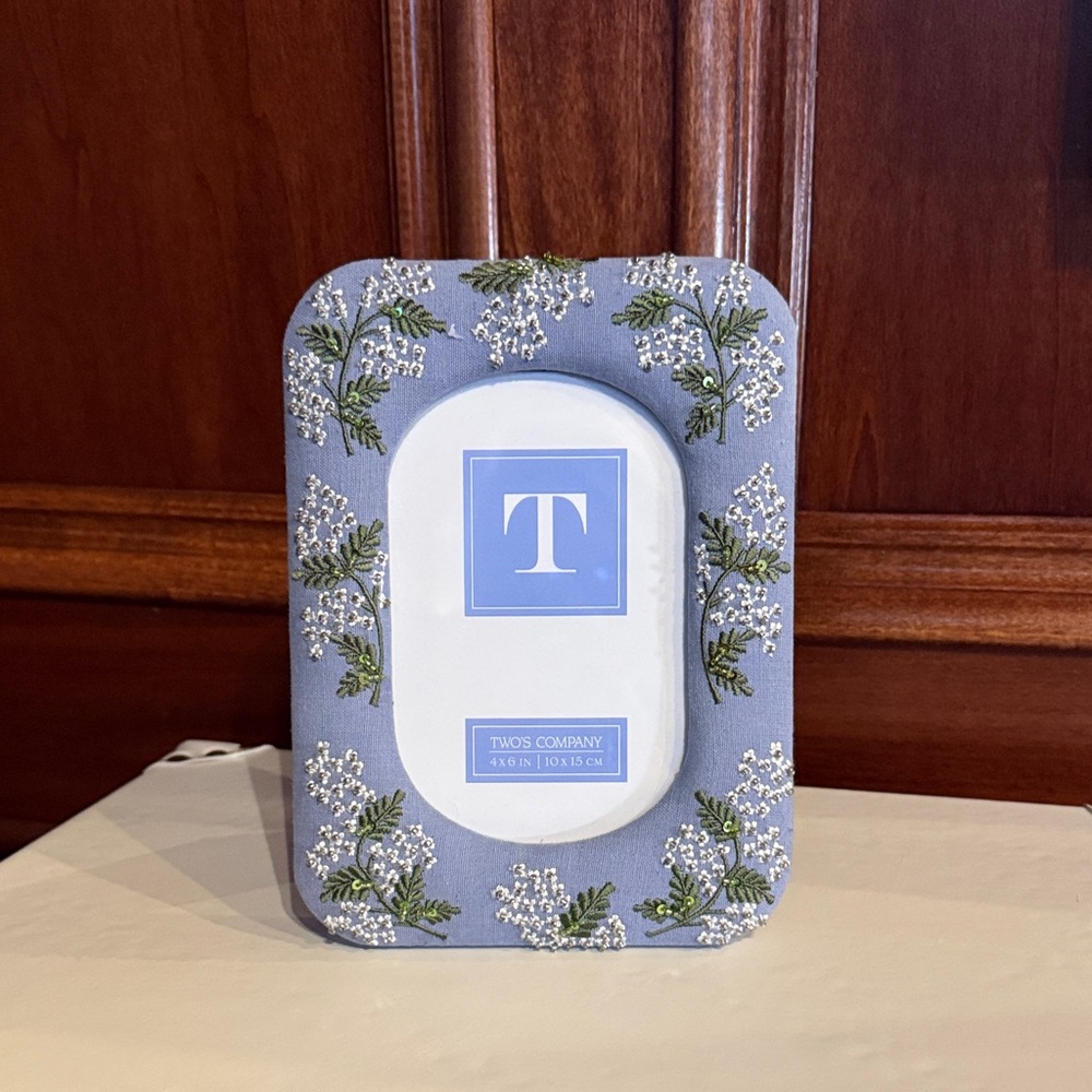 Two’s Company Embroidered Blue Hydrangea Picture Frame 4x6 NEW